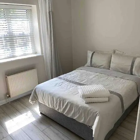 Apartment Three Bedroom Town Centre *