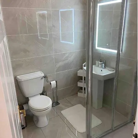 Three Bedroom Town Centre アパート レタケニー