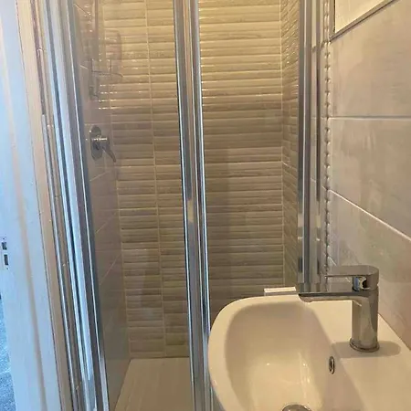 Three Bedroom Town Centre 레터케니