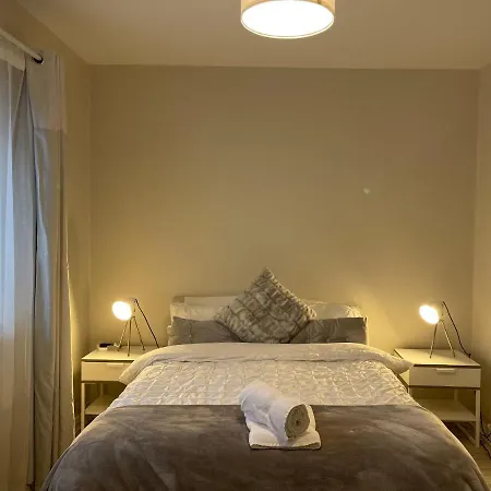 Three Bedroom Town Centre アパート レタケニー