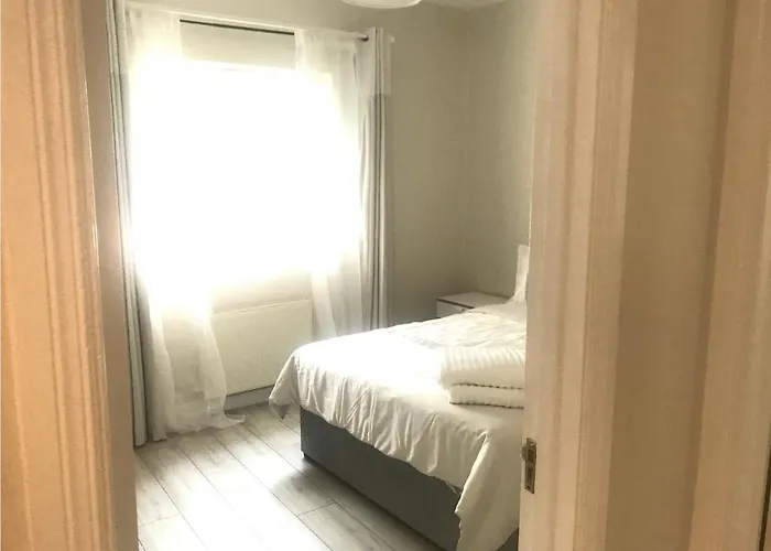 Apartment Three Bedroom Town Centre *